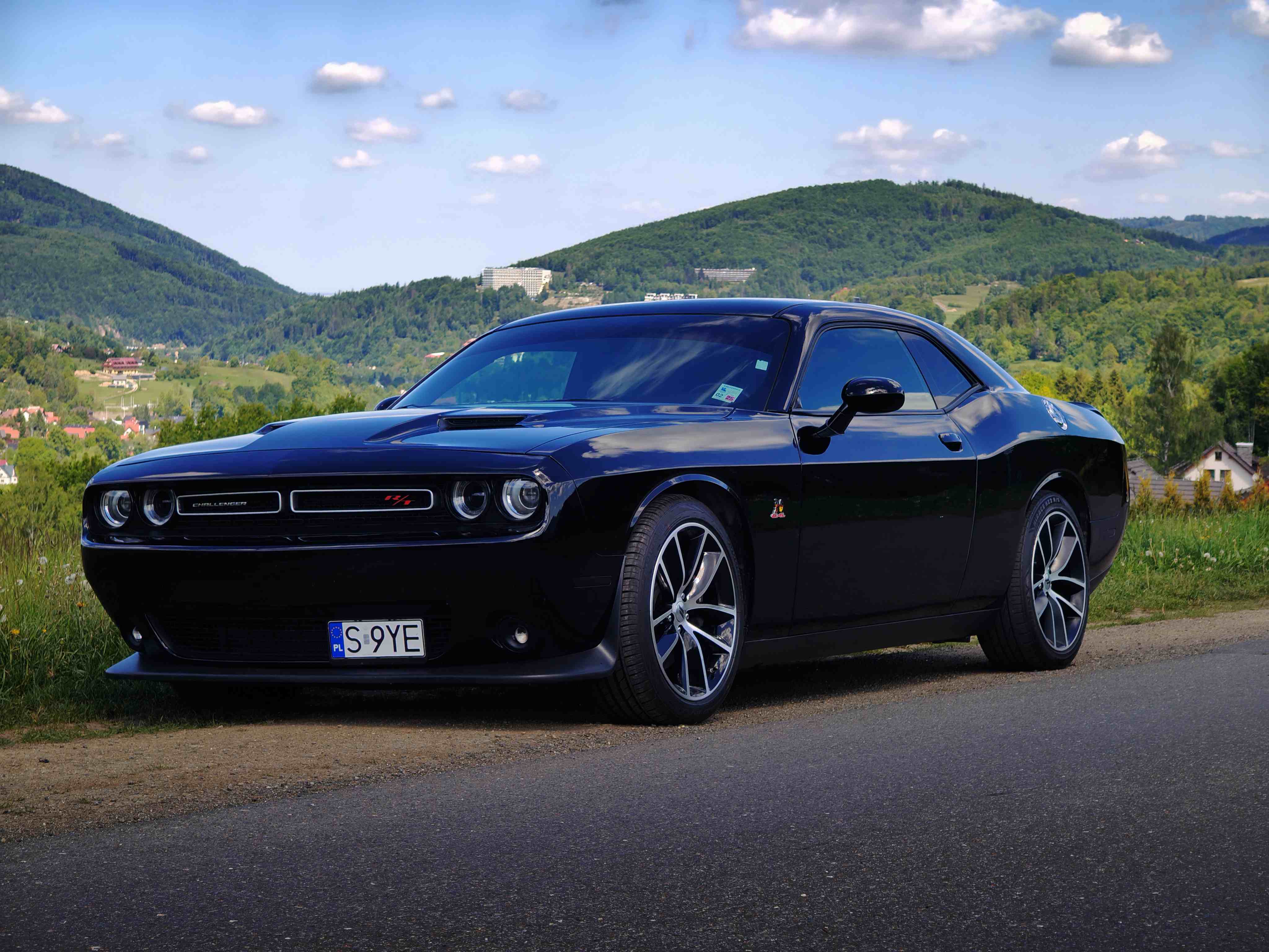 Czarny Dodge Challenger
