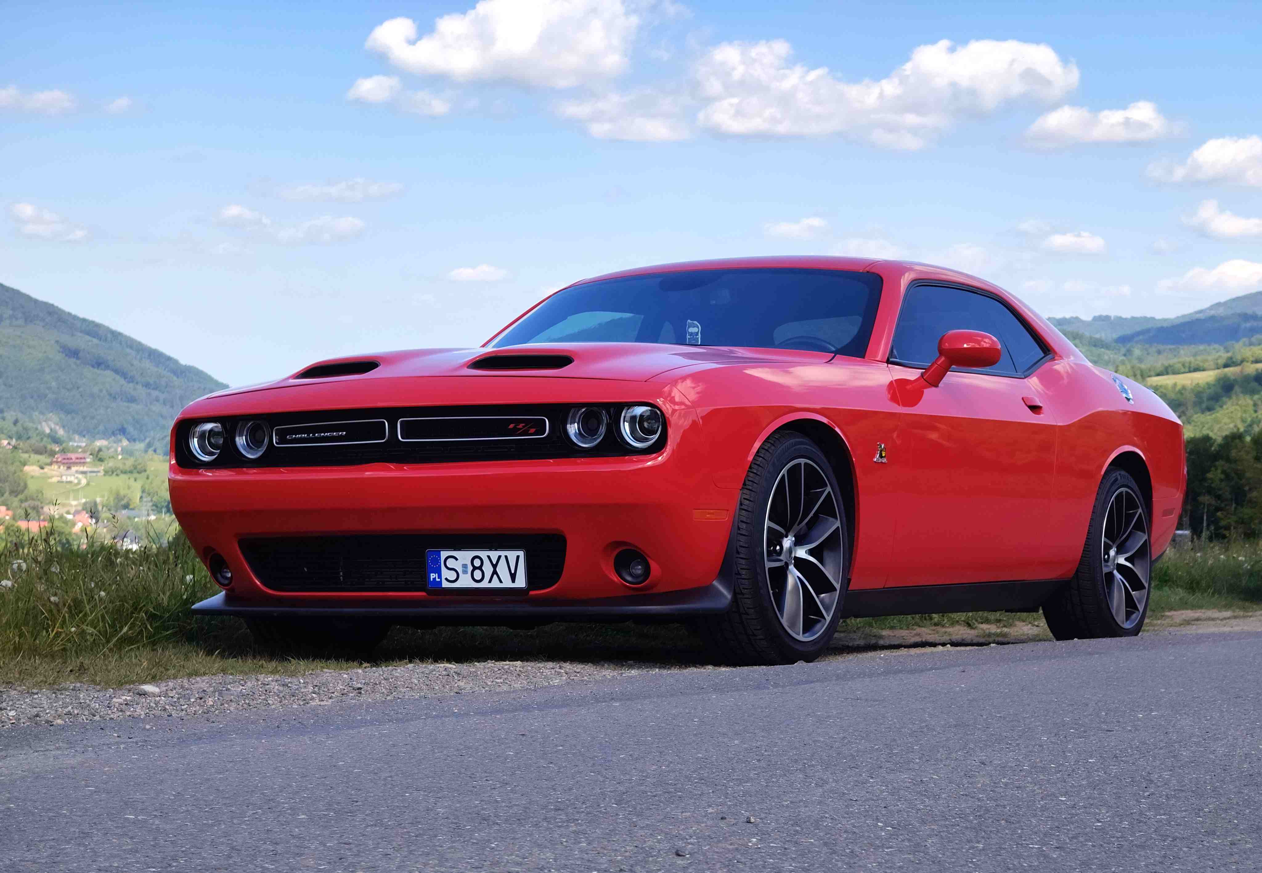 Czerwony Dodge Challenger